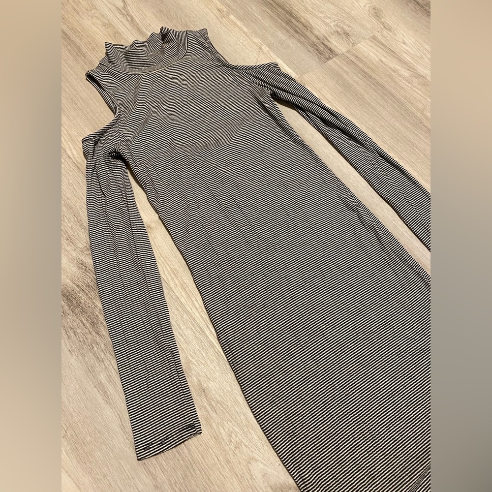 Cold shoulder Dee Elle dress size small